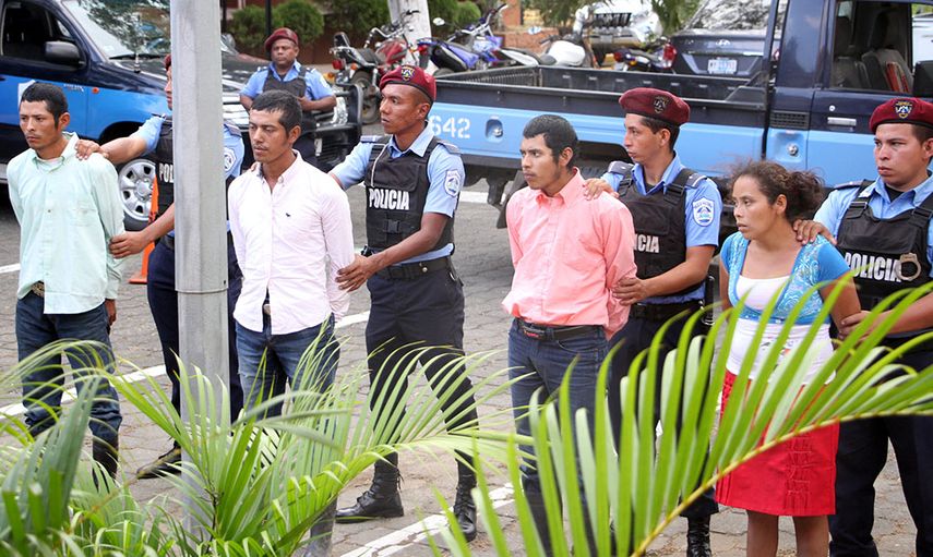 Los cinco acusados fueron presentados ante los medios. El sujeto de la camisa rosada es el partor&nbsp;Juan Gregorio Rocha Romer.&nbsp;&nbsp;