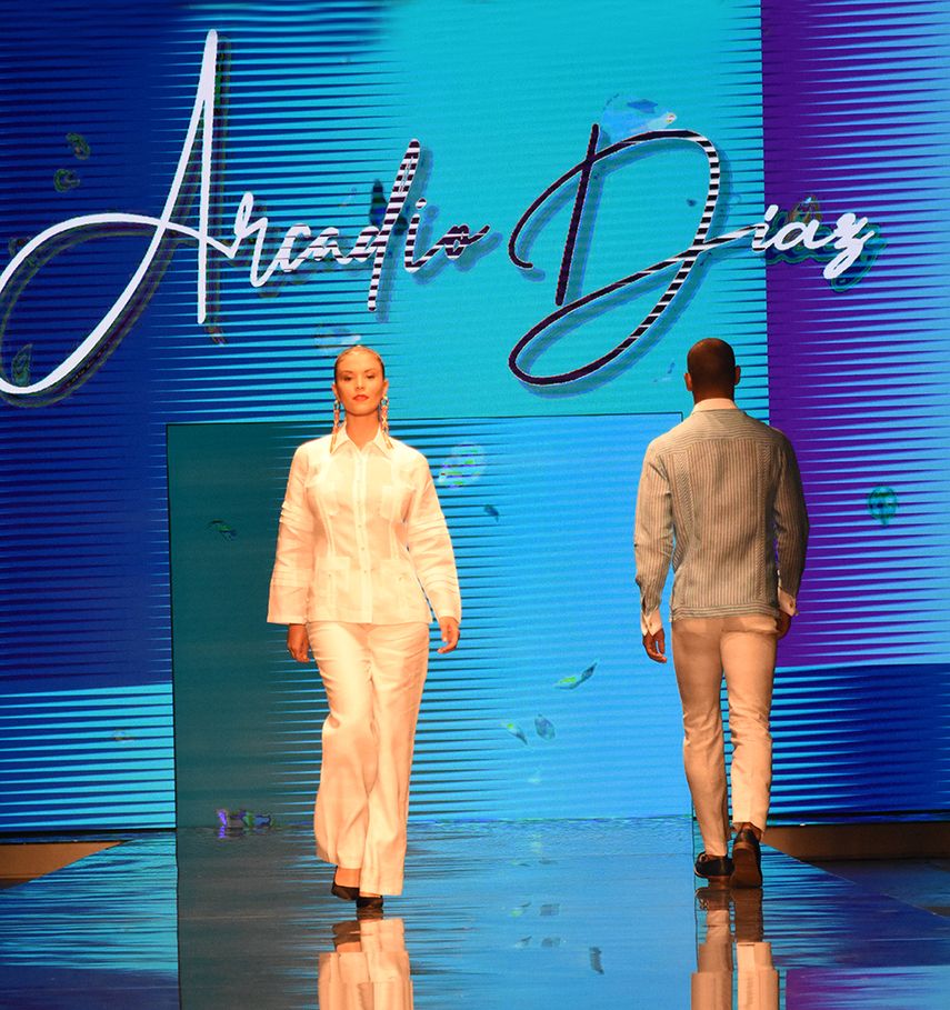 Arcadio Díaz demostró su eterno romance con la guayabera, que también se manifestó en la silueta femenina.