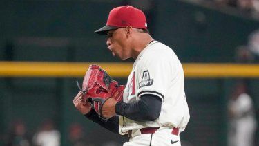 El lanzador venezolano de los Cascabeles de Arizona, Yilber Díaz, celebra después de un ponche contra los Bravos de Atlanta para terminar la sexta entrada de un juego de béisbol el lunes 8 de julio de 2024, en Phoenix.&nbsp;