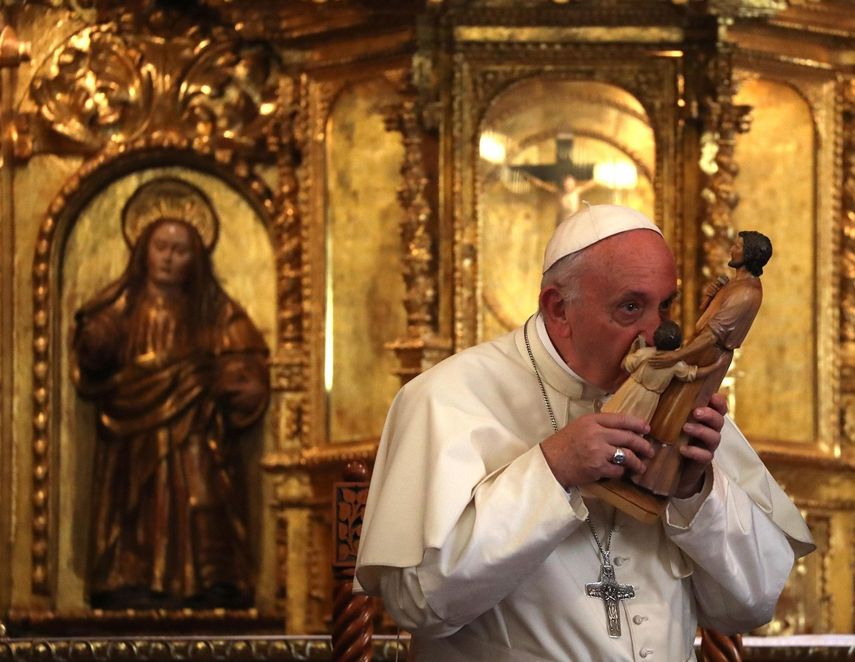El Papa Francisco besa la estatua de San José y Jesús durante una reunión con los obispos en la residencia del arzobispo en Lima, Perú, este 21 de enero de 2018.&nbsp;