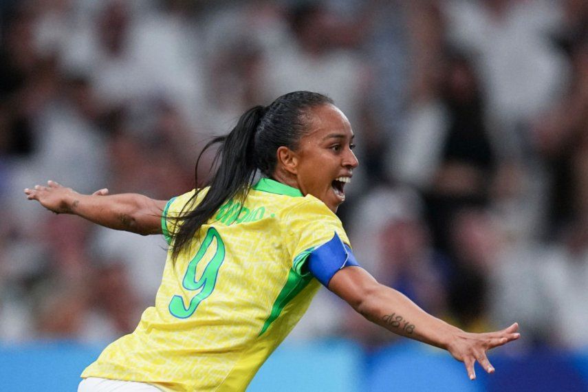 Adriana celebra tras anotar el tercer gol de Brasil en la victoria 4-2 ante España en las semifinales del fútbol femenino de los Juegos Olímpicos de París, el martes 6 de agosto de 2024, en Marsella, Francia.&nbsp;