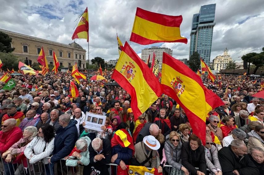 Españoles salieron a las calles de Madrid a exigir la dimisión de Pedro Sánchez