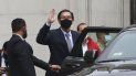 El presidente peruano, Martín Vizcarra, saluda a la prensa al salir del palacio de gobierno para el Congreso en Lima, Perú, el lunes 9 de noviembre de 2020 El presidente peruano, Martín Vizcarra, saluda a la prensa al salir del palacio de gobierno para el Congreso en Lima, Perú, el lunes 9 de noviembre de 2020