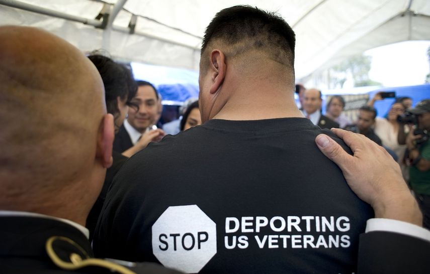 Creemos que es una injusticia deportar a quienes han servido valientemente a este país,&nbsp;señalaron activistas de La familia Latina Unida/Sin Fronteras.