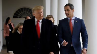 El presidente Donald Trump camina por los pasillos de la Casa Blanca tras recibir en el parqueo al presidente encargado de Venezuela Juan Guaidó.&nbsp;