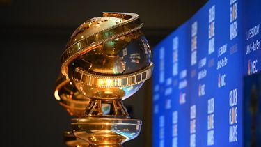 Los trofeos de los Globos de Oro están colocados en el escenario previo al anuncio de las nominaciones a la 77 edición anual de los premios en el hotel Beverly Hilton de Beverly Hills el 9 de diciembre de 2019. &nbsp;