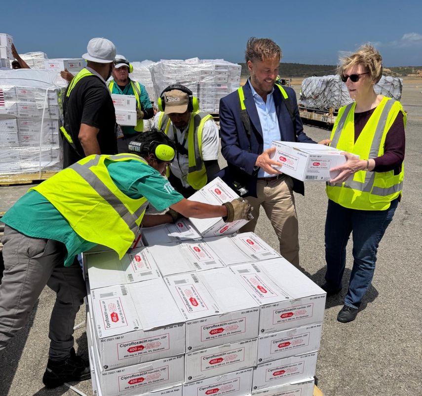 La Encargada de Negocios de EEUU en Venezuela recibe el segundo envío de suministros que llegaron al país el 21 de febrero de 2026