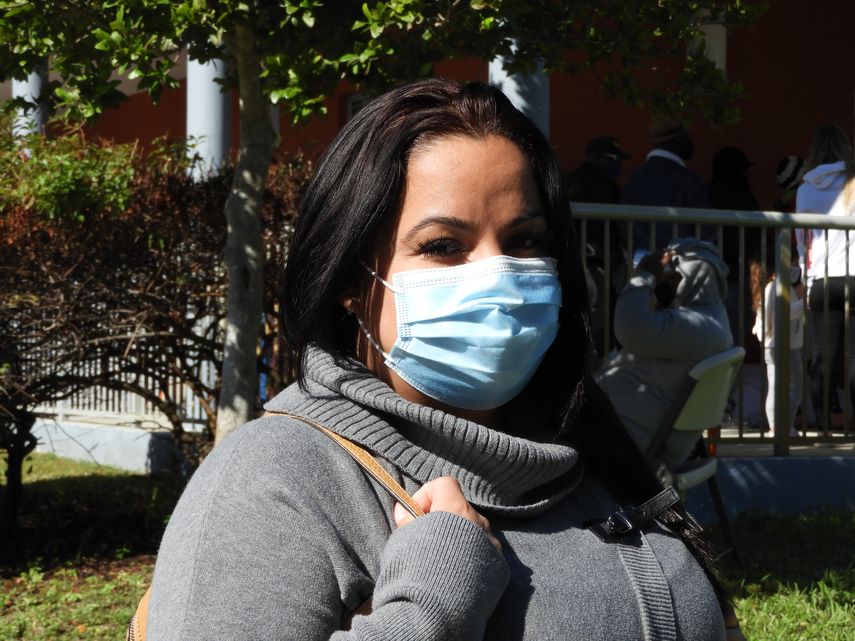 Yaneisy espera en la cola desde la 4.00 am para recibir la ayuda.&nbsp;