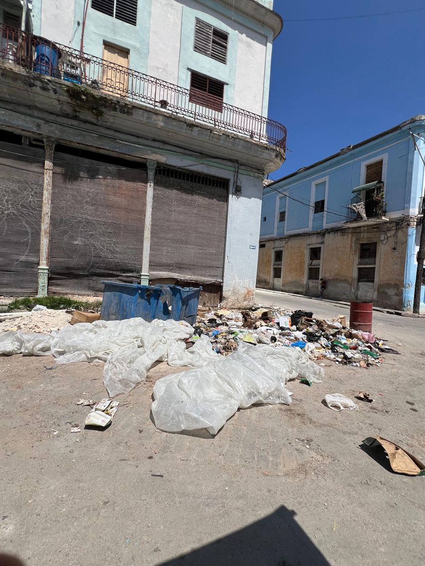 Acumulación de basura en una calle de La Habana, reflejo de los problemas de recogida de desechos en varios barrios de la capital cubana &nbsp;