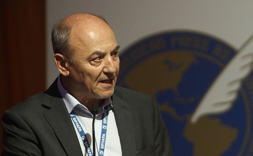 El director ejecutivo de la Sociedad Interamericana de&nbsp;Prensa, Ricardo Trotti, lee el informe sobre libertad de&nbsp;prensa&nbsp;en&nbsp;Cuba durante la reunión de medio año de la SIP en Medellín, Colombia.&nbsp;