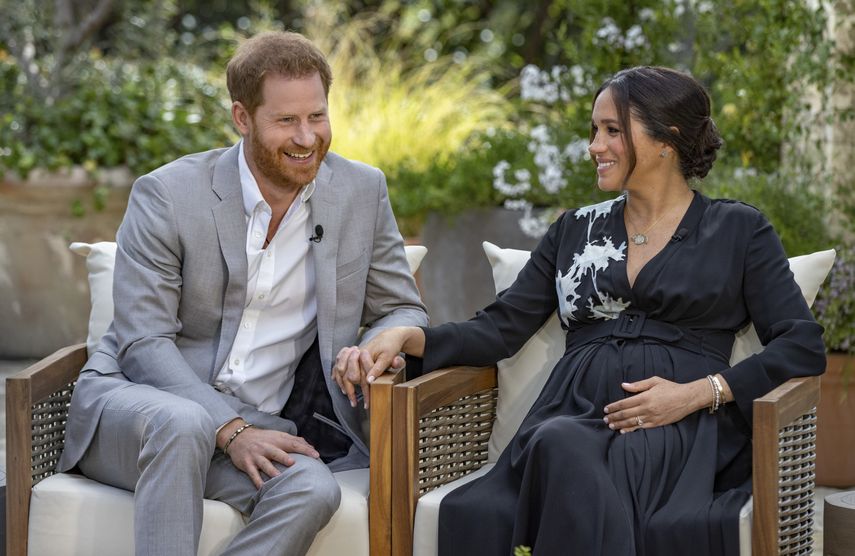 Esta imagen proporcionada por Harpo Productions muestra al príncipe Harry, a la izquierda, y a Meghan, duquesa de Sussex, hablando sobre el bebé que esperan durante una entrevista con Oprah Winfrey.