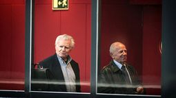Apostolos Mangouras (derecha), capitán del Prestige y Nikolaos Argyropoulos, jefe de máquinas del buque, acusados por la catástrofe medioambiental derivada del hundimiento del petrolero frente a las costas gallegas en noviembre de 2002. EFE/archivo/Cab