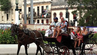 Turistas viajan en un coche de caballos en La Habana. (EFE)