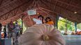   Esta foto proveída por Jim Seamons muestra a Mohamed Sadiq posando con su familia junto a su calabaza de 828 kilogramos (1.825 libras) en la 16ta Competencia Anual UPG del Día de Acción de Gracias en Lehi, Utah, donde ganó en primer lugar.