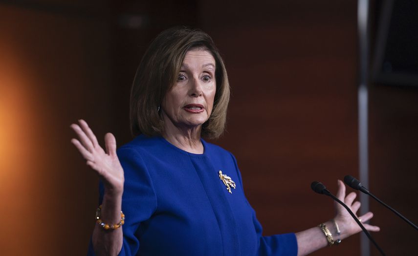 La presidenta de la C&aacute;mara de Representantes Nancy Pelosi se re&uacute;ne con los reporteros en el Capitolio, en Washington, el jueves 9 de enero de 2020.&nbsp;