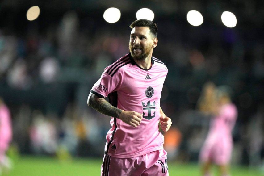 El delantero del Inter Miami, Lionel Messi, reacciona tras anotar un gol durante el segundo tiempo de un partido contra el New England Revolution, el sábado 19 de octubre de 2024, en Fort Lauderdale, Florida.