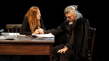 Escena de Abismo, una cuerda floja, interpretada por Luz Nicolás y Larry Villanueva.