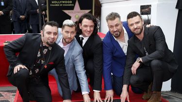 Los miembros de la banda estadounidense NSYNC, Chris Kirkpatrick (i), Lance Bass (2i), JC Chasez (c), Joey Fatone (2d) y Justin Timberlake (d), posan con su estrella en el Paseo de la Fama de Hollywood.&nbsp;