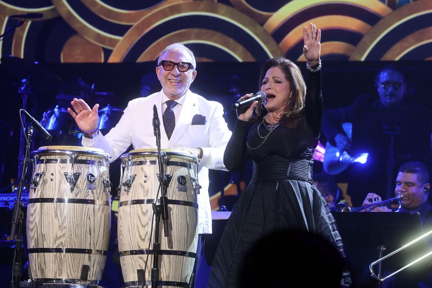 Emilio Estefan y Gloria Estefan actúan en el escenario durante la ceremonia de la Persona del Año de la Academia Latina de la Grabación 2024 en honor a Carlos Vives en el Centro de Convenciones de Miami Beach el 13 de noviembre de 2024 en Miami, Florida.