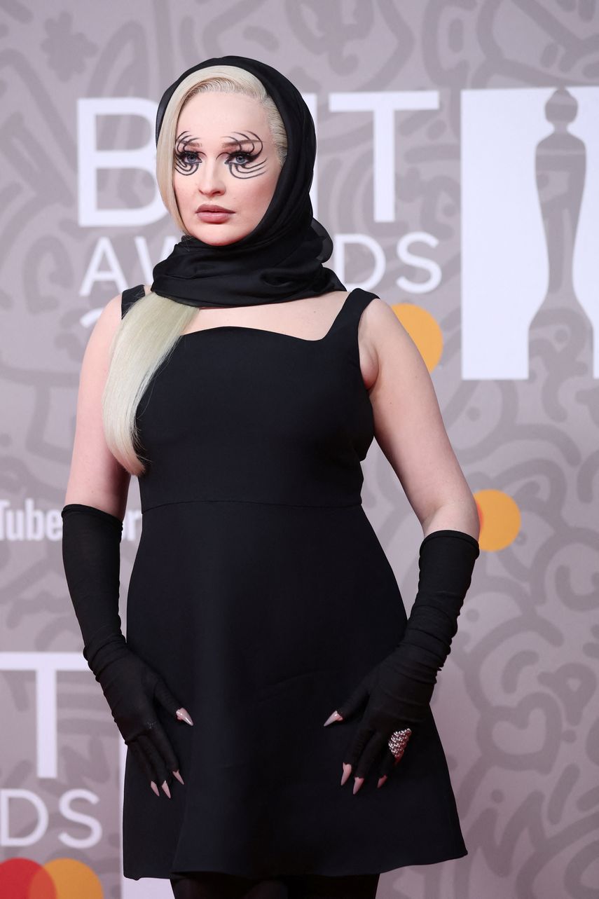 La cantante alemana Kim Petras posa en la alfombra roja a su llegada a los BRIT Awards 2023 en Londres el 11 de febrero de 2023.
