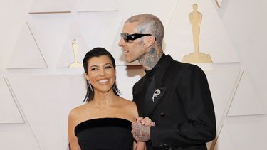 Kourtney Kardashian y Travis Barker asisten a la 94ª entrega anual de los Premios de la Academia el 27 de marzo de 2022 en Hollywood, California. 