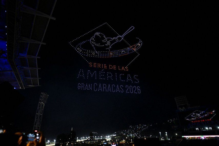 Un espectáculo de luces con drones se presenta durante la Serie de las Américas de béisbol 2026 en el Estadio Monumental Simón Bolívar en Caracas el 5 de febrero de 2026.&nbsp;