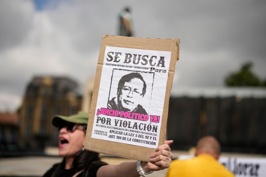 Una manifestante de oposición con un cartel de 
