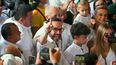 El candidato presidencial de Colombia, Abelardo de la Espriella, del movimiento Salvadores de la Patria, saluda a los simpatizantes al llegar a votar con su esposa Ana Lucía Pineda en un centro de votación durante las elecciones presidenciales en Barranquilla, Colombia, el 31 de mayo de 2026. El candidato presidencial de Colombia, Abelardo de la Espriella, del movimiento Salvadores de la Patria, saluda a los simpatizantes al llegar a votar con su esposa Ana Lucía Pineda en un centro de votación durante las elecciones presidenciales en Barranquilla, Colombia, el 31 de mayo de 2026.