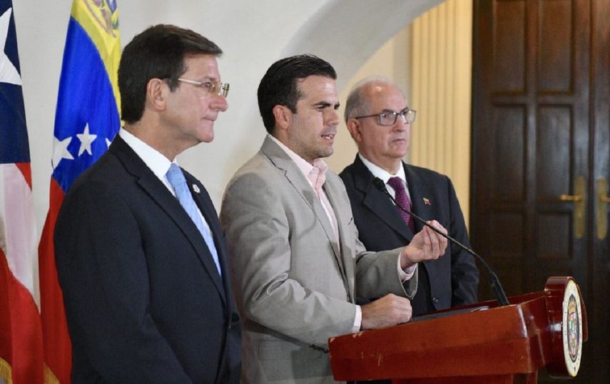 Antonio Ledezma (D) participó en el encuentro junto al Gobernador Pedro Rosselló (C) y el Secretario de Estado Luis Rivera Marin (I).