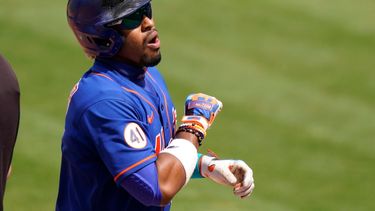 Francisco Lindor (12) de los Mets de Nueva York reacciona después de conectar un jonrón en la pretemporada de 2021