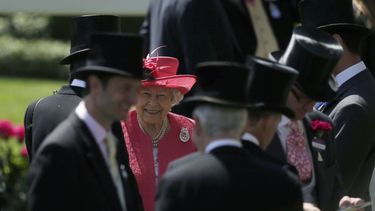 En esta foto de archivo del jueves 21 de junio de 2018, la reina Isabel II de Gran Breta&ntilde;a llega el tercer d&iacute;a de la reuni&oacute;n de la carrera de caballos Royal Ascot, que tradicionalmente se conoce como el D&iacute;a de las Damas, en Ascot, Inglaterra.&nbsp;