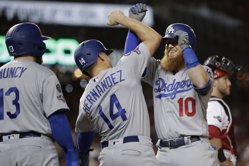 ustin Turner (10), de los Dodgers de Los &Aacute;ngeles, festeja con el boricua Enrique Hern&aacute;ndez y Max Muncy, tras conectar un jonr&oacute;n de tres carreras en el tercer juego de la Serie Divisional de la Liga Nacional, ante los Nacionales de Washington.