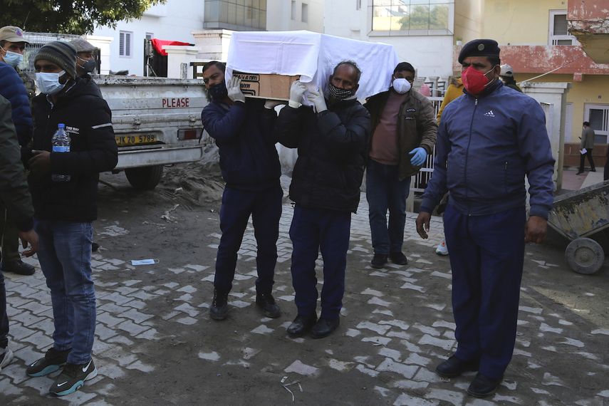 Trabajadores sanitarios trasladan el féretro de una victima de la estampida del templo de Mata Vaishnav Devi, en un hospital en Katra, India, el 1 de enero de 2022.&nbsp;