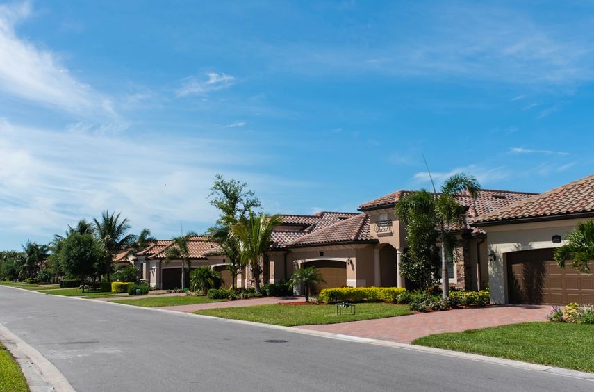 Ron DeSantis reconoció que el tema sigue siendo objeto de negociaciones y no descartó la convocatoria a una sesión legislativa especial para alcanzar un consenso antes de que expire el plazo para incluir la medida en la boleta electoral de noviembre.