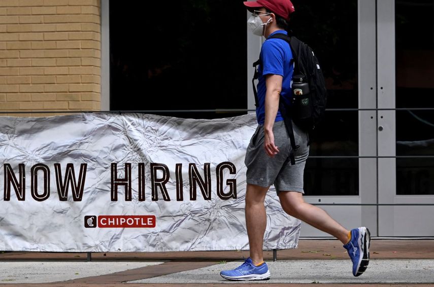 Un hombre pasa frente a un letrero de empleo en un restaurante Chipotle.&nbsp;