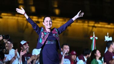 Claudia Sheinbaum de MORENA (Movimiento de Regeneración Nacional), junto con los partidos del Trabajo (PT) y Verde Ecologista (PVEM), se convirtió en la primera mujer en llegar a la presidencia de México.