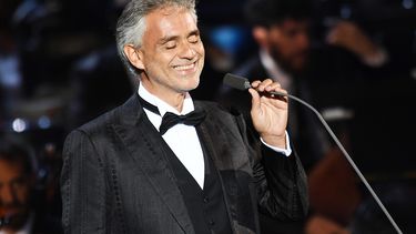 Bocelli, que estudió derecho y se quedó ciego a la edad de doce años, logró su gran éxito internacional hace más de 20 años con su canción Time to say Goodbye.