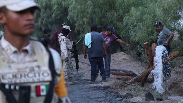 Voluntarios drenan agua de una mina de carbón inundada donde varios mineros quedaron atrapados el jueves 4 de agosto de 2022, en Sabinas, en el estado mexicano de Coahuila