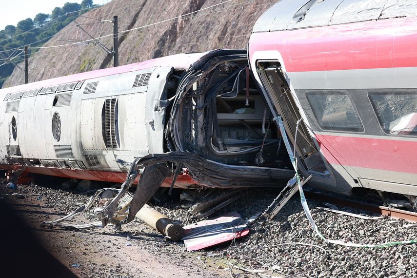 Uno de los vagones del tren Iryo que descarriló, a 20 de enero de 2026, en Adamuz, Córdoba, Andalucía (España). El descarrilamiento de un tren de alta velocidad y la posterior colisión con otro convoy, ocurrido en la tarde de este domingo en Adamuz (Córdoba), ha dejado un amplio operativo de emergencias en marcha, la suspensión de varias conexiones ferroviarias y una investigación abierta para esclarecer&nbsp;sus causas.