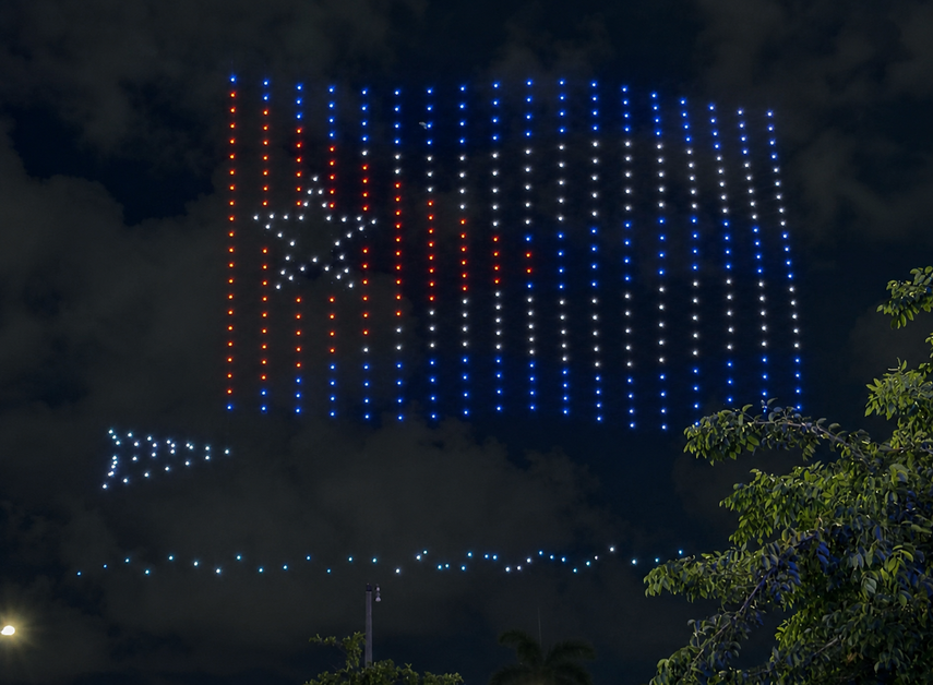 Una bandera formada por luces integró el recorrido visual dedicado a los orígenes y la trayectoria de la familia León.