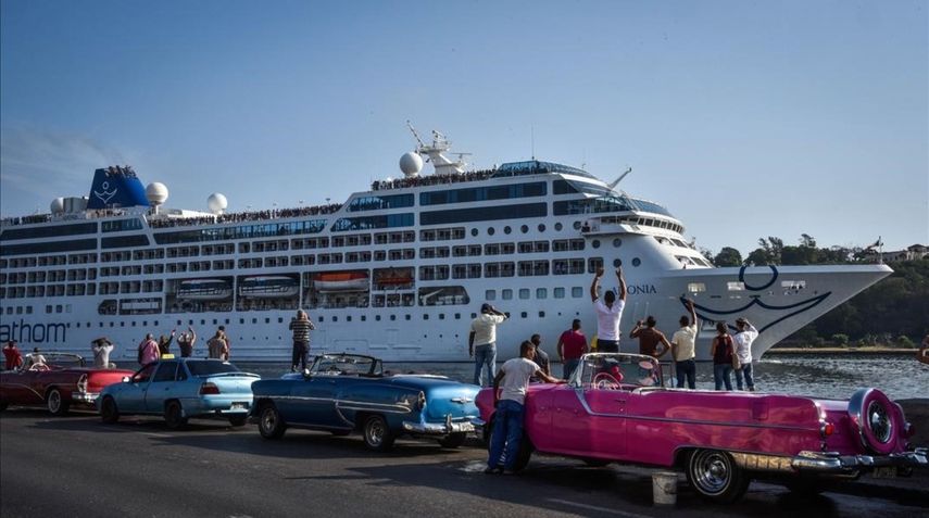 Vista del crucero Adonia, a la entrada de la bahía de La Habana.