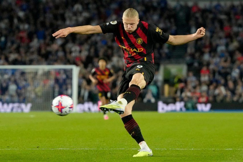 Erling Haaland, del Manchester City, dispara a gol durante el partido de fútbol de la Liga Premier entre Brighton and Hove Albion y Manchester City en el estadio AMEX, en Brighton, Inglaterra, el miércoles 24 de mayo de 2023.&nbsp;
