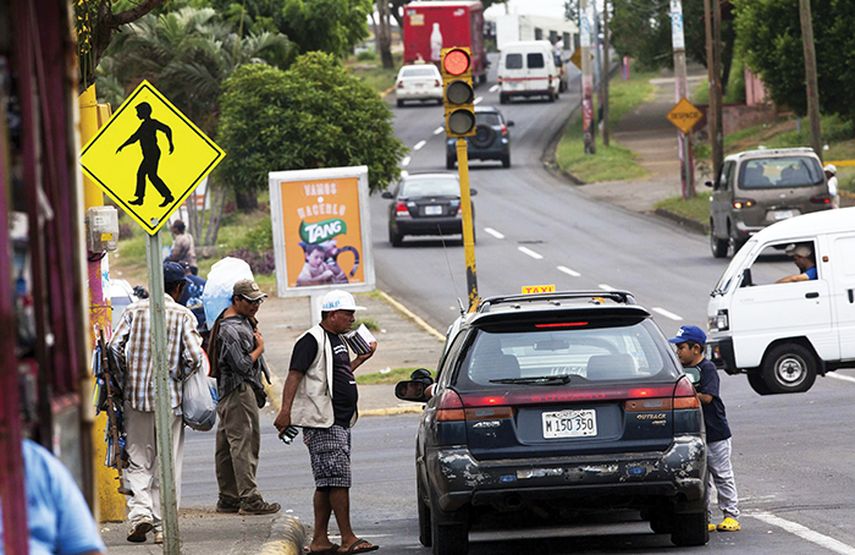 Niños vendedores ambulantes trabajan en una calle de Managua. (EFE)
