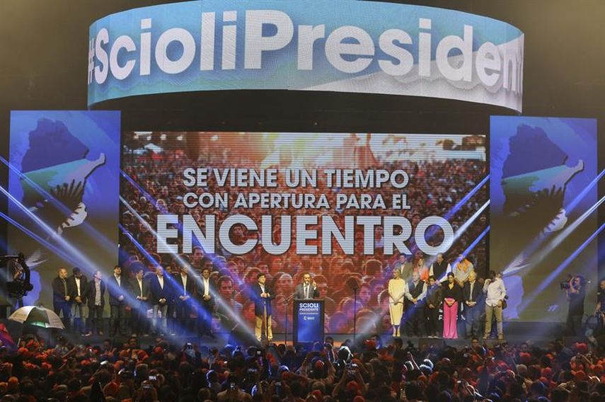El candidato a la presidencia Daniel Scioli (c) por el Frente  habló este domingo desde el búnker de campaña en el Luna Park en Buenos Aires. (EFE)