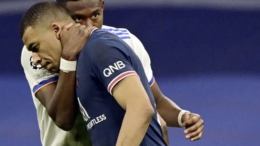 Kylian Mbappé fue abrazado por los jugadores del Real Madrid al finalizar el juego de Champions League y la derrota del PSG
