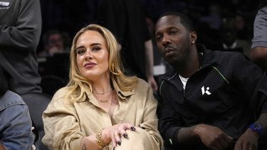Adele y el agente deportivo Rich Paul en el tercer partido de la semifinal de la Conferencia Oeste de la NBA entre Los Angeles Lakers y los Golden State Warriors, el sábado 6 de mayo de 2023 en Los Ángeles.&nbsp;