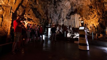 El robot Perséfone guía a visitantes dentro de la cueva Alistrati, a unos 135 kilómetros (84 millas) al noreste de Salónica, Grecia, el lunes 2 de agosto de 2021.
