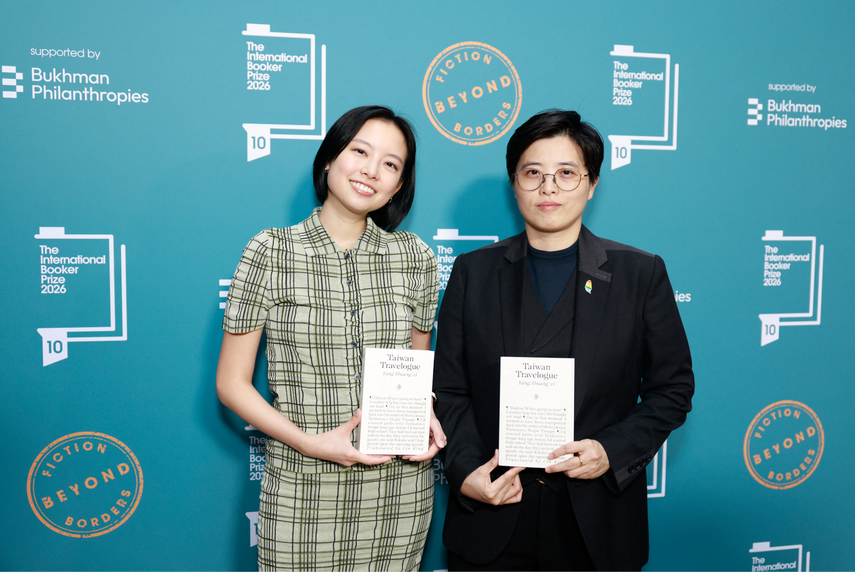 La escritora taiwanesa Yang Shuang-zi, autora de Taiwan Travelogue, posa con su traductora Lin King (izquierda) en la alfombra roja a su llegada a la ceremonia de entrega del Premio Internacional Booker 2026, celebrada en la Tate Modern, en el centro de Londres, el 19 de mayo de 2026.