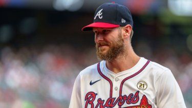 El lanzador de los Bravos de Atlanta, Chris Sale, recibe el premio Roberto Clemente antes del inicio de un partido de béisbol contra los Dodgers de Los Ángeles, el domingo 15 de septiembre de 2024, en Atlanta.