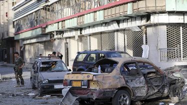 Un soldado del Ejército afgano, a la izquierda, junto a los restos de un ataque en Kabul, Afganistán, el miércoles 4 de agosto de 2021.&nbsp;